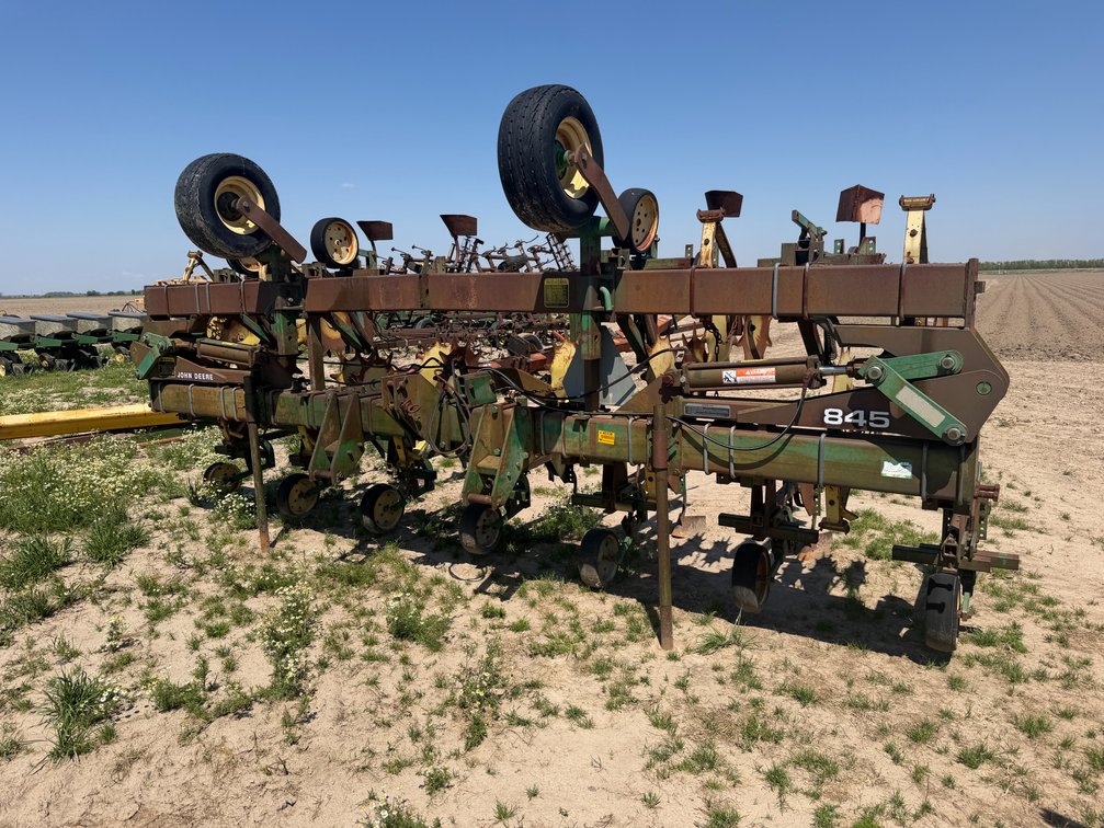 John Deere 845 12-row 30" Cultivator