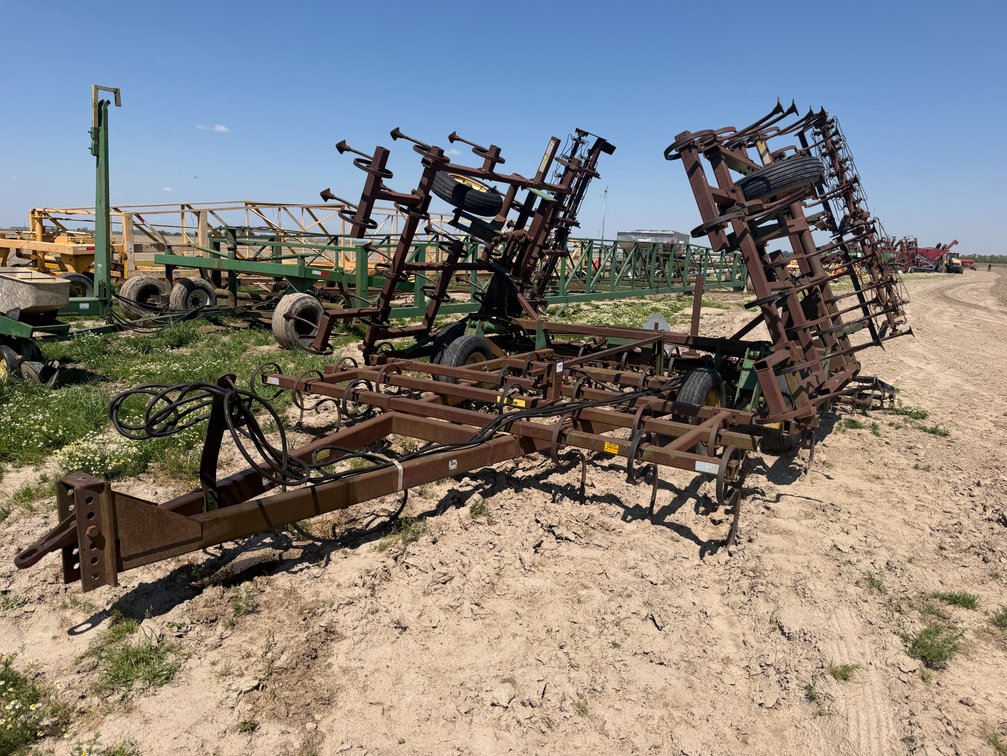 John Deere 960 28' Field Cultivator w/Rolling Baskets