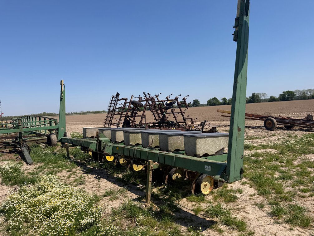 John Deere 7100 8-row Planter