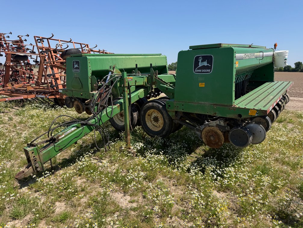 John Deere 455 30' Folding Grain Drill