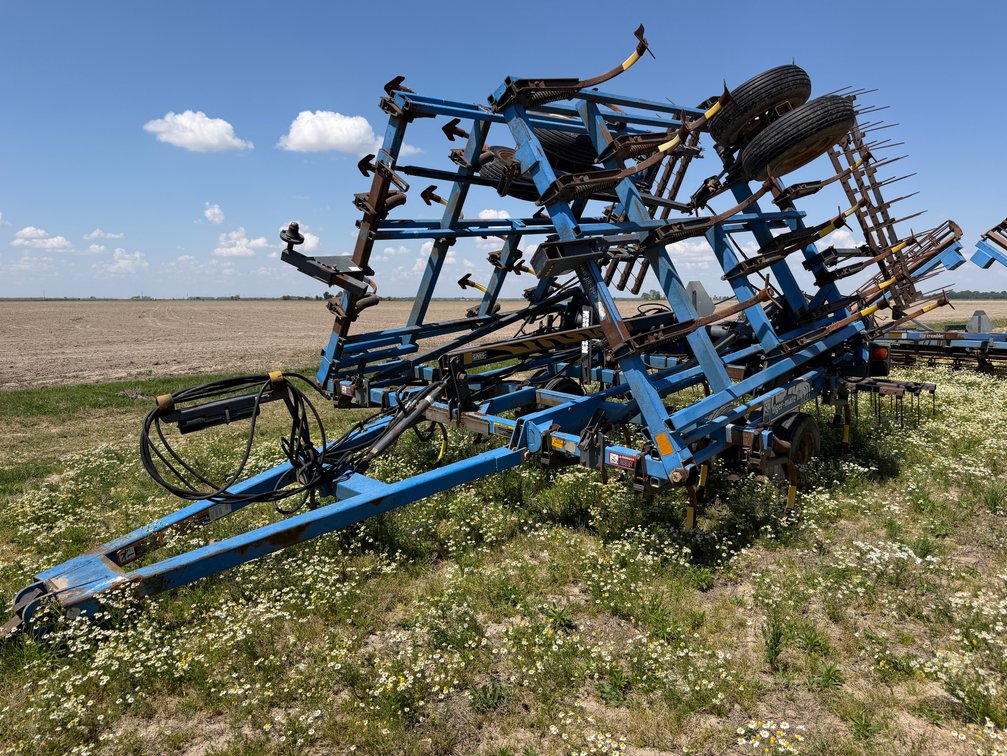 DMI Tiger Mate II 28' Field Cultivator w/Spring Tooth Harrows