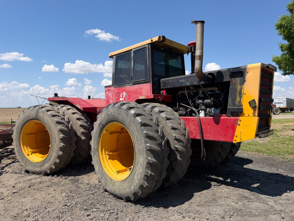 1982 Versatile 895  Tractor