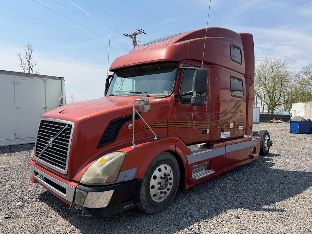 INOP 2004 Volvo  T/A Sleeper Truck Tractor VIN: 4V4NC9GH24N365614