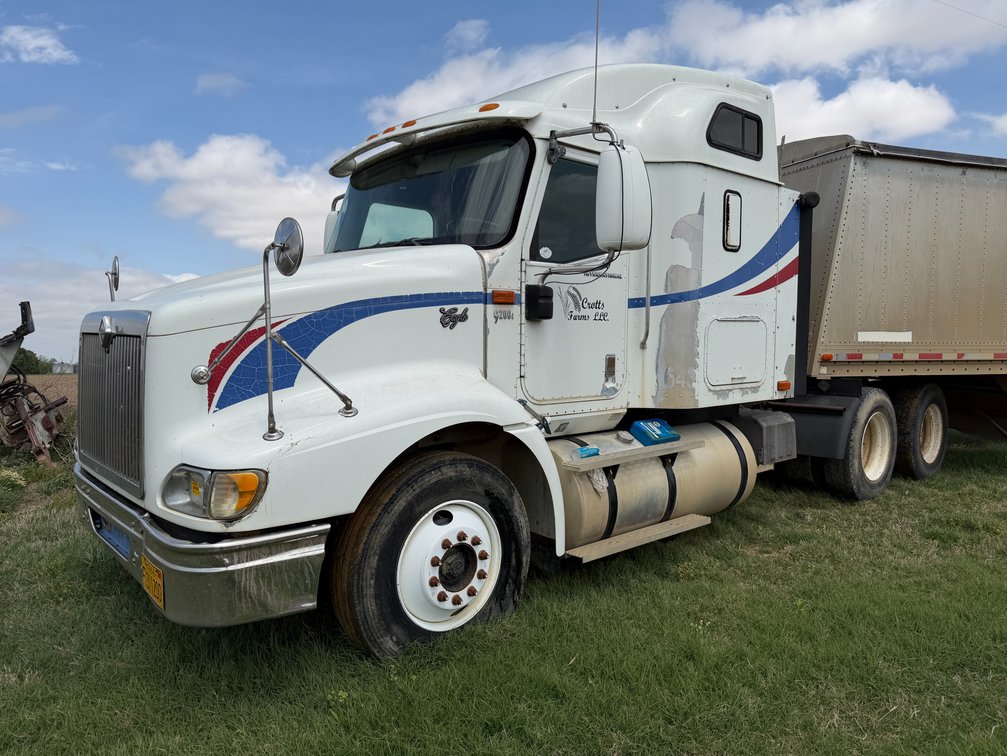 INOP 2002 International 9200i  Sleeper Truck Tractor VIN: 2HSCEAMRX2C022488