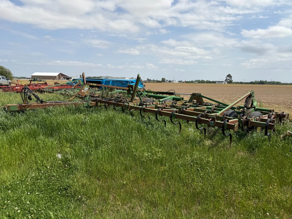 John Deere  980 38' Field Cultivator