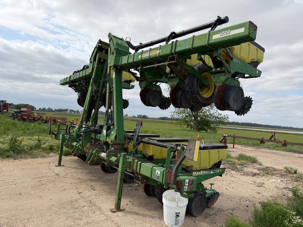 John Deere 1720 12-row 38" Planter