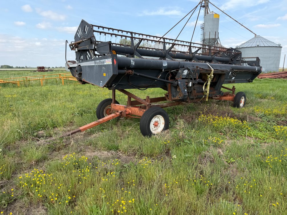 1998 MacDon 960 25' Header w/ Trailer