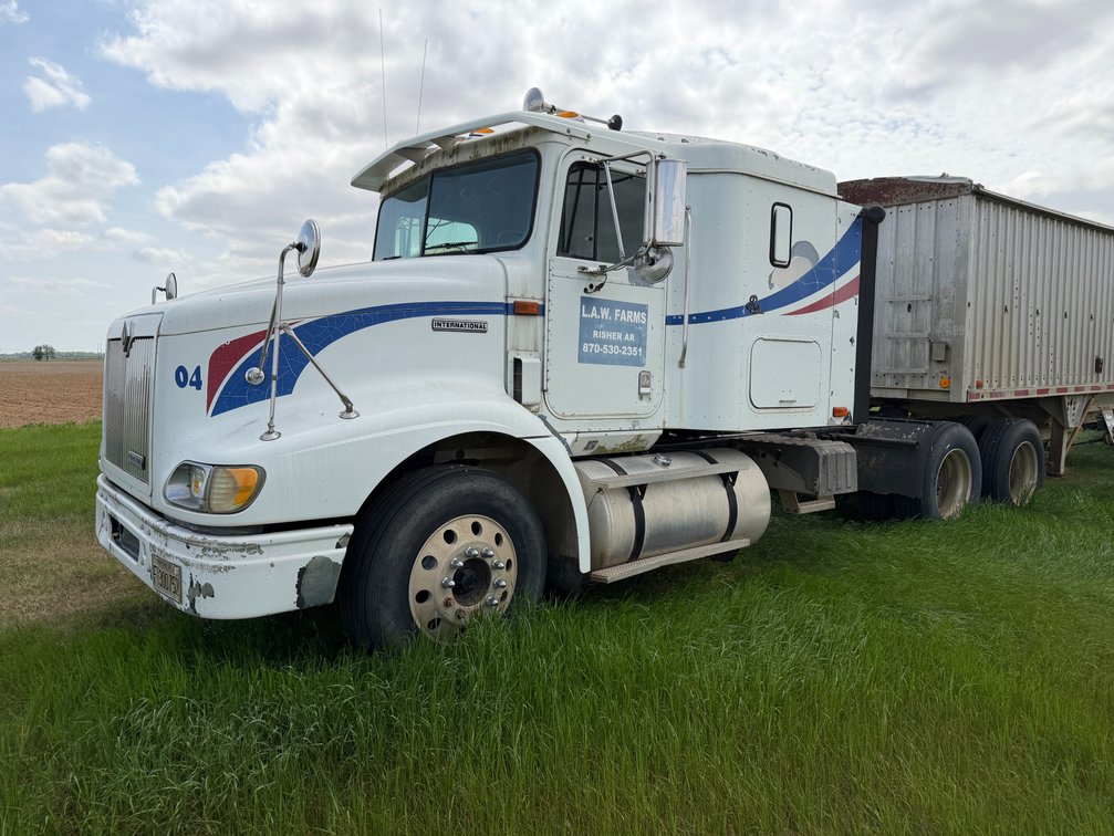 2000 International 9200  Sleeper Truck Tractor VIN: 2HSFMAMR2YC029380