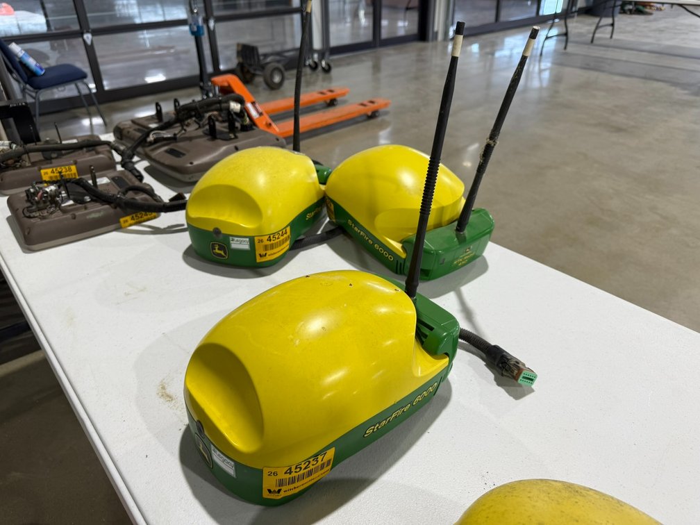 John Deere StarFire 6000 Guidance Receiver w/ RTK Radio 450 *SALE PENDING APPROVAL BY JDF
