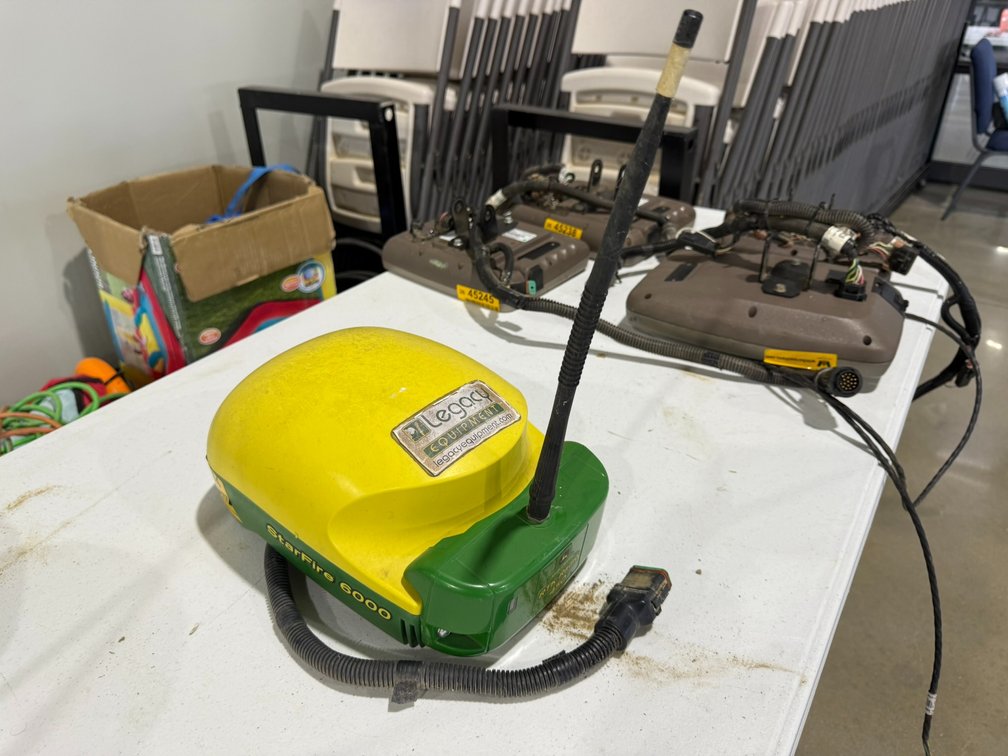 John Deere StarFire 6000 Guideance Receiver w/RTK Radio 450 *SALE PENDING APPROVAL BY JDF