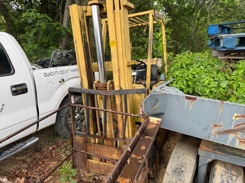 INOP Clark  C-300 50  5000lb Forklift