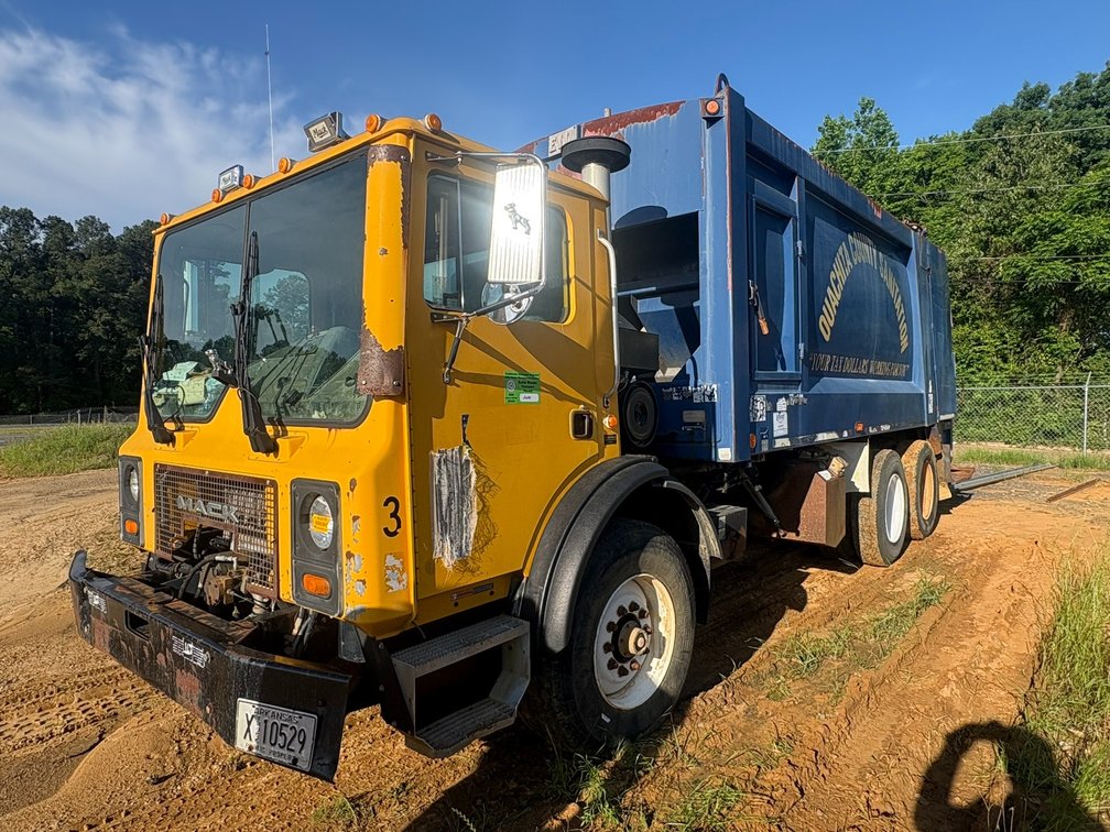 2001 Mack  MR T/A Daycab Garbage Truck VIN: 1M2K195C71M018403