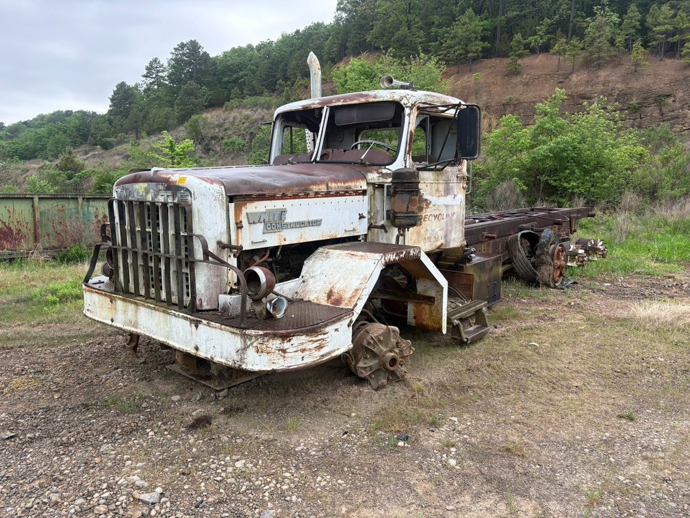 INOP White CL64  Single Cab Truck Tractor  DPGFRFH646625
