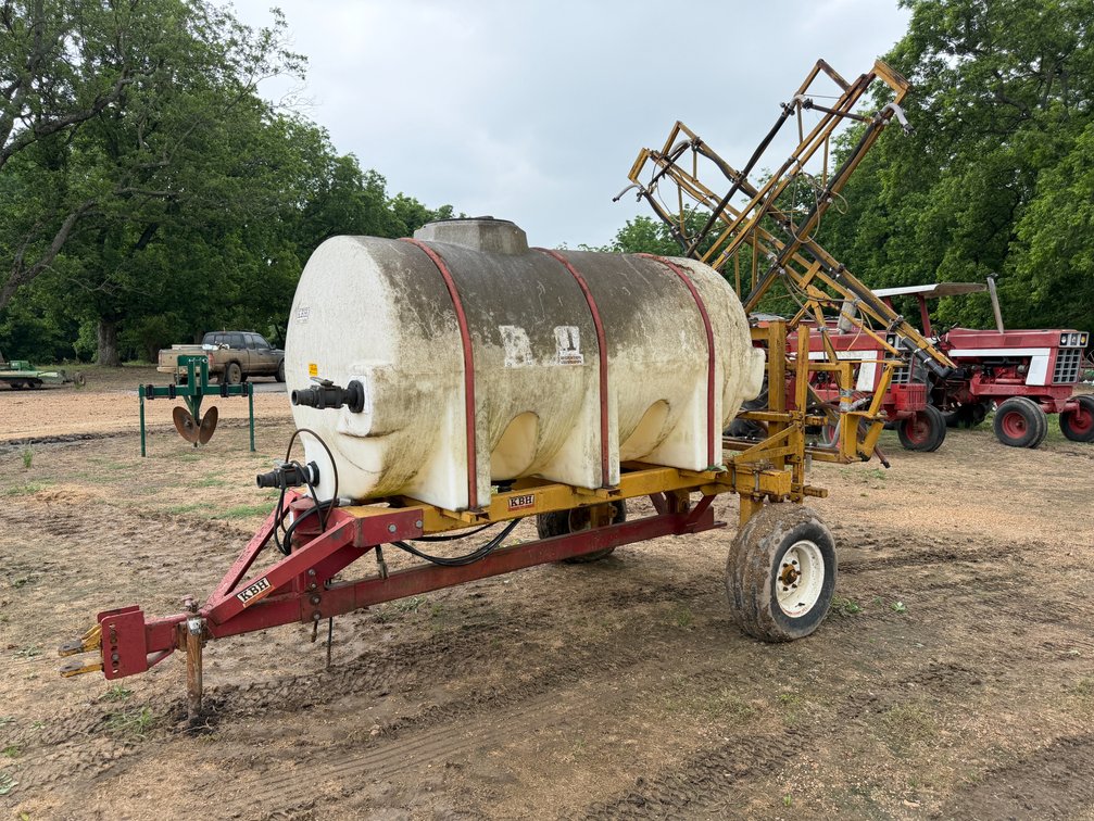** KBH 700gal 36' Pull Type Sprayer INV# 48778