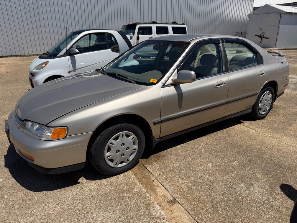 1995 Honda Accord LX Sedan VIN: 1HGCD5631SA055068
