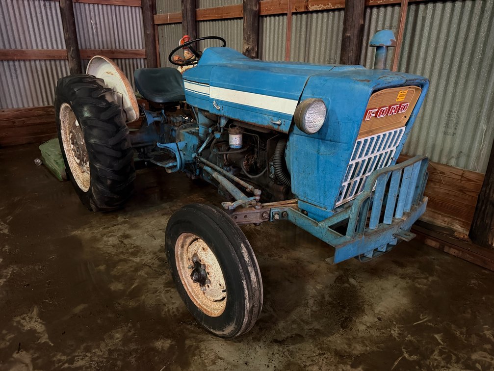 Ford 2000 Tractor w/ 5' Cutter