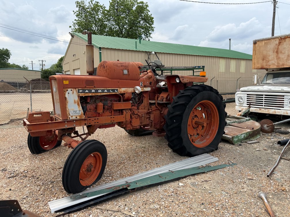 INOP 1968 IH Farmall 706  Tractor