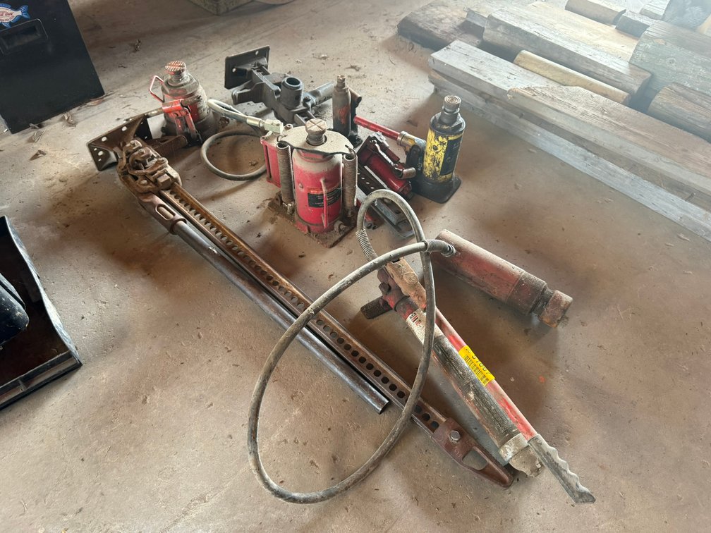 (2) Handyman Jacks & Hydraulic Jacks INV#51067