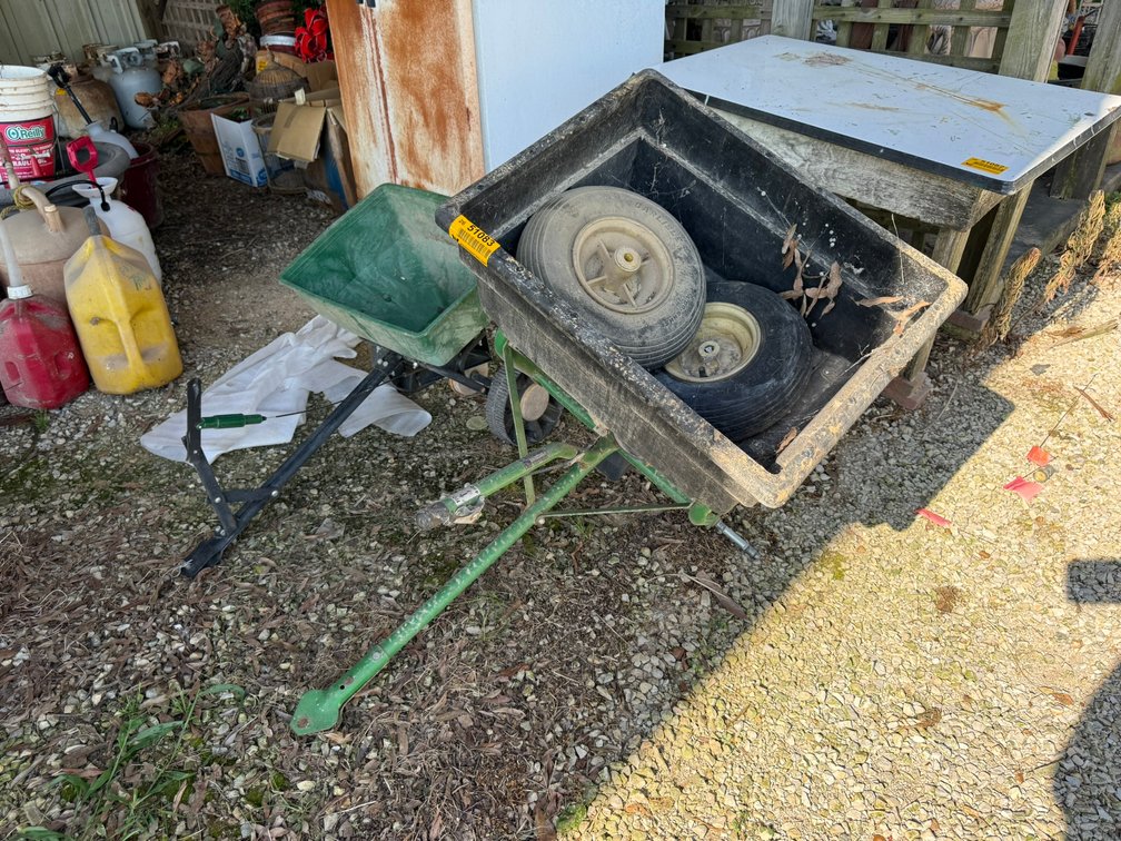 John Deere Fertilizer Spreader & Scotts Fertilizer Spreader INV#51083