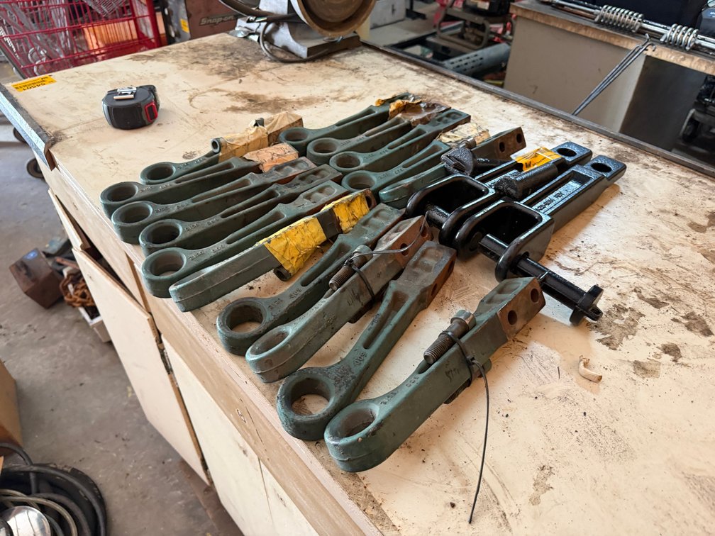 Lot of Cylinder Lift Arms INV#54502