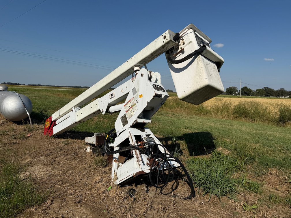 Category 4 37' Utility Boom Lift INV#54335 Map Location: Shop 4