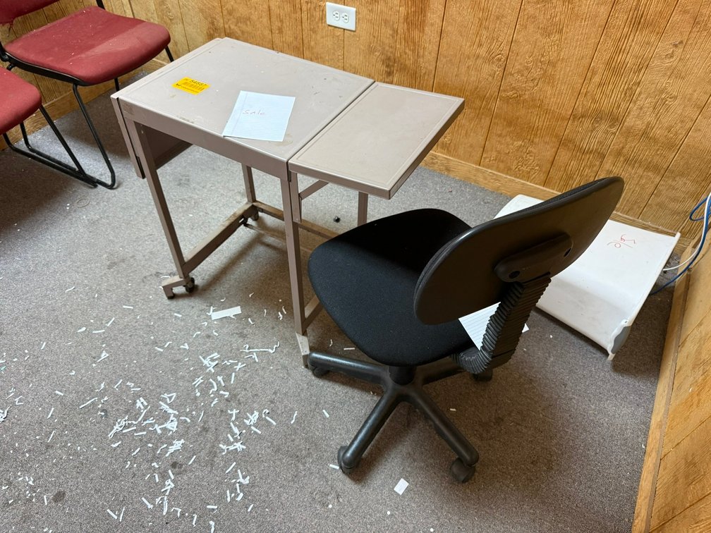 Desk w/(5)Chairs INV#2654887