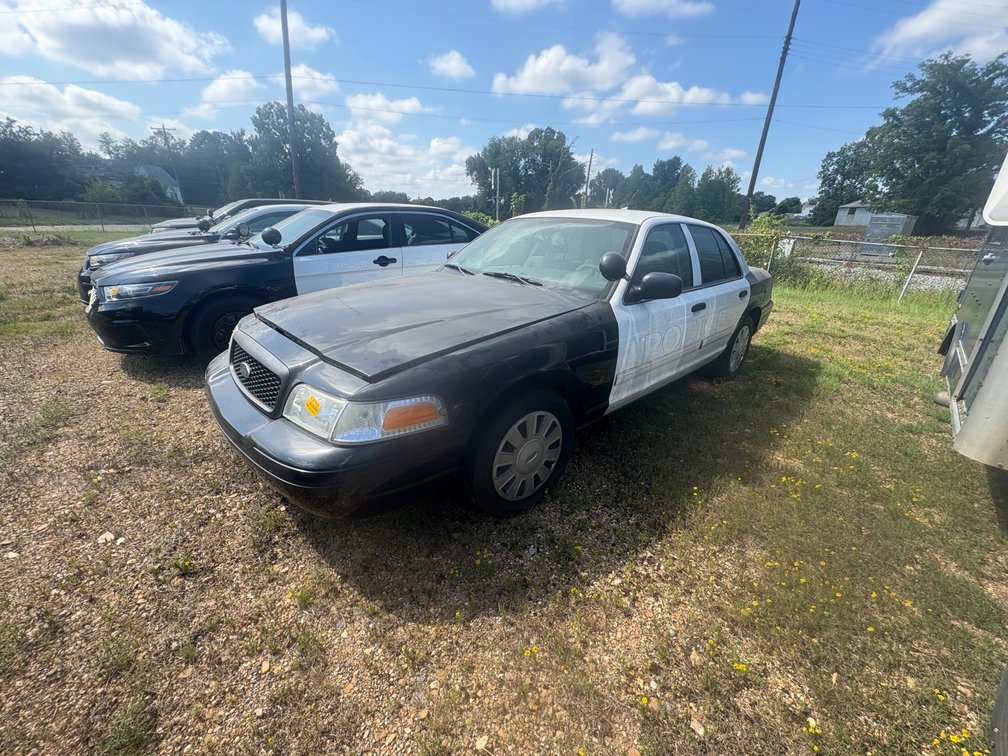 INOP 2010 Ford  Crown Victoria Sedan VIN: 2FABP7BVXAX127305