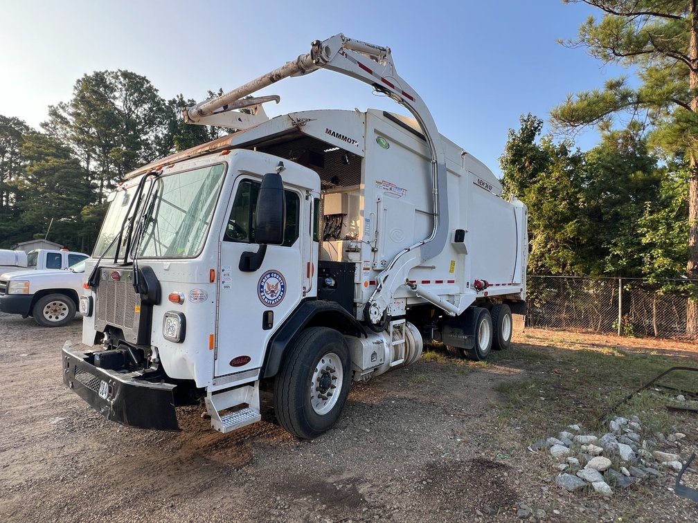2022 Peterbilt 520  T/A Daycab Garbage Truck