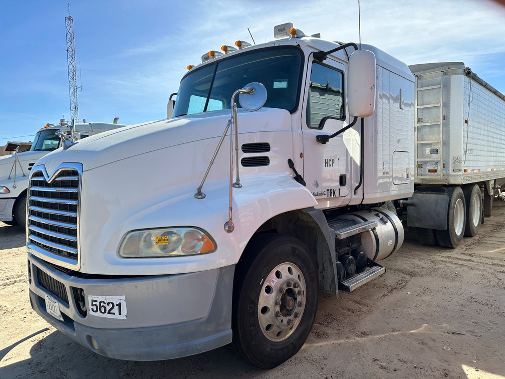 2011 Mack CXU  T/A Sleeper Truck Tractor 1M1AW09Y8BM013165 Location: Site 1A