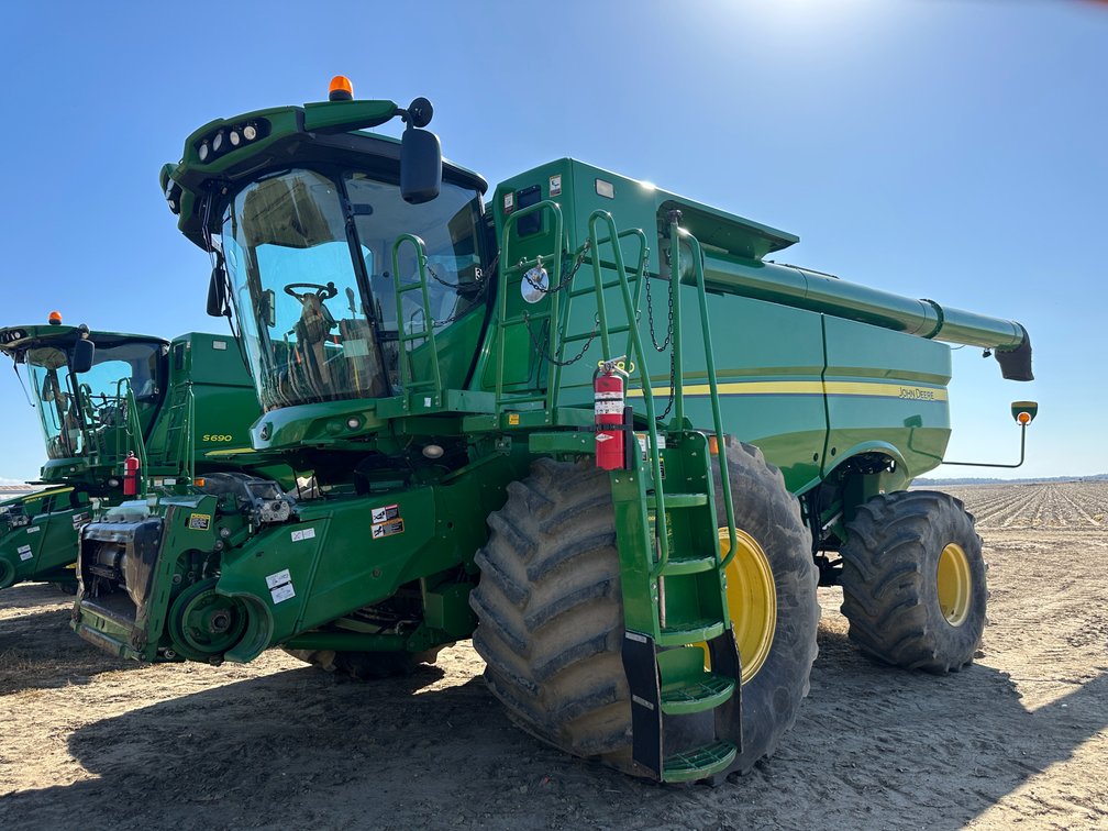 2014 John Deere  S690 PRWD Combine  Location: Site 1A