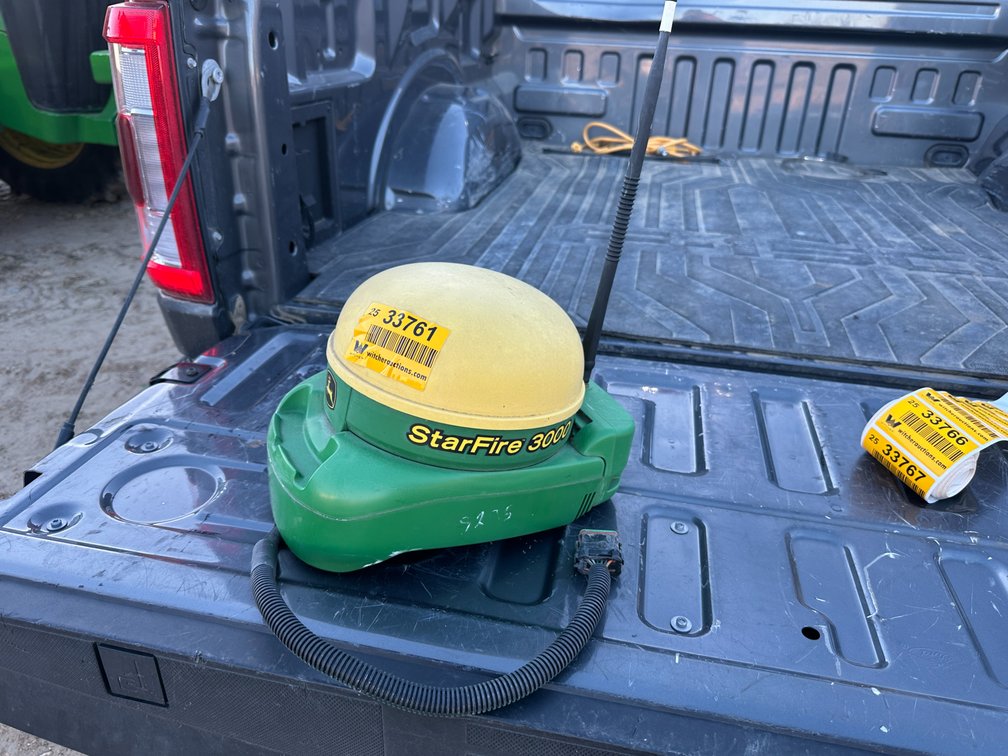 John Deere  Star Fire 3000 Receiver  w/ RTK Radio 450 Location: Site 1E