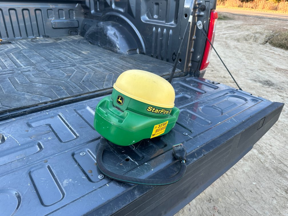 John Deere  Star Fire 3000 Receiver  w/ RTK Radio 450 Location: Site 1E