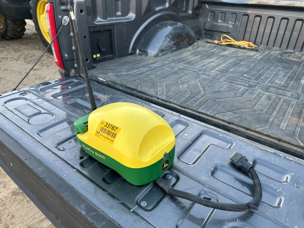 John Deere  Star Fire 6000 Reciever  w/RTK Radio 450 Location: Site 1E