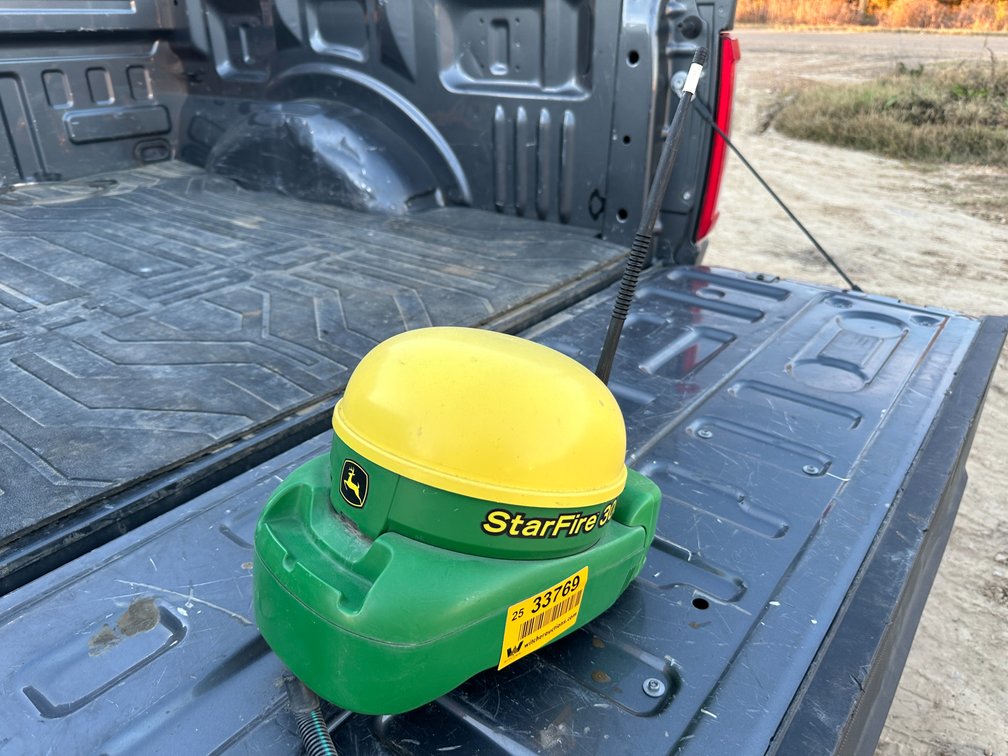 John Deere  Star Fire 3000 Receiver  w/RTK Radio 450 Location: Site 1E