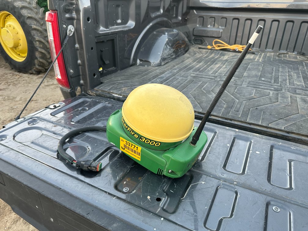 John Deere  Star Fire 3000 Receiver  w/RTK Radio 450 Location: Site 1E