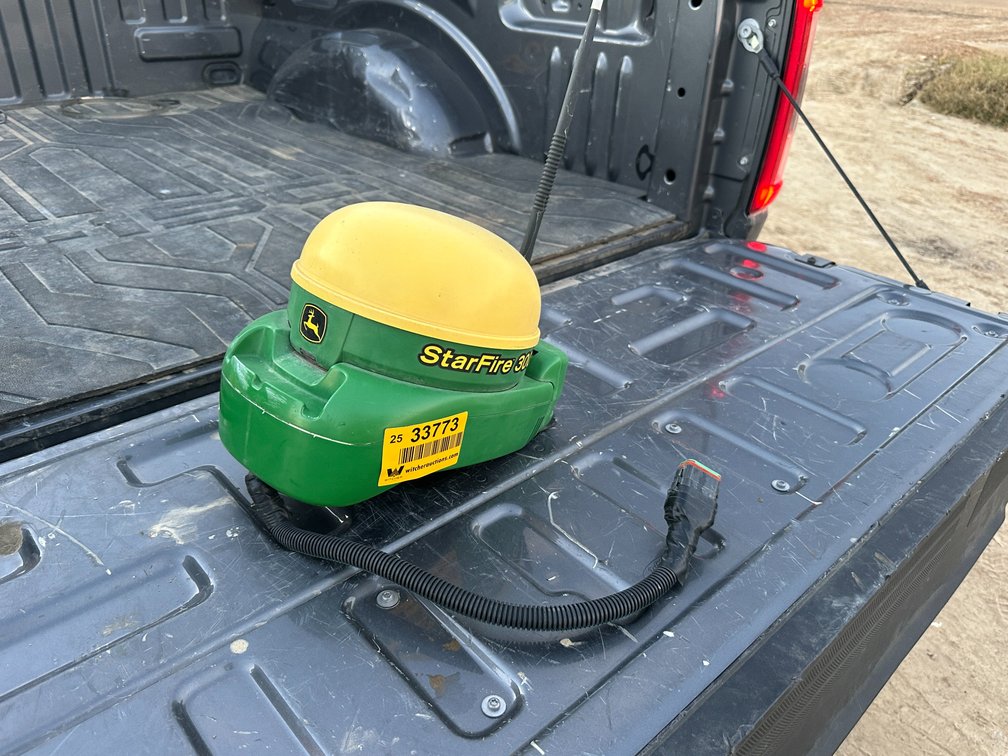 John Deere  Star Fire 3000 Receiver  w/RTK Radio 450 Location: Site 1E