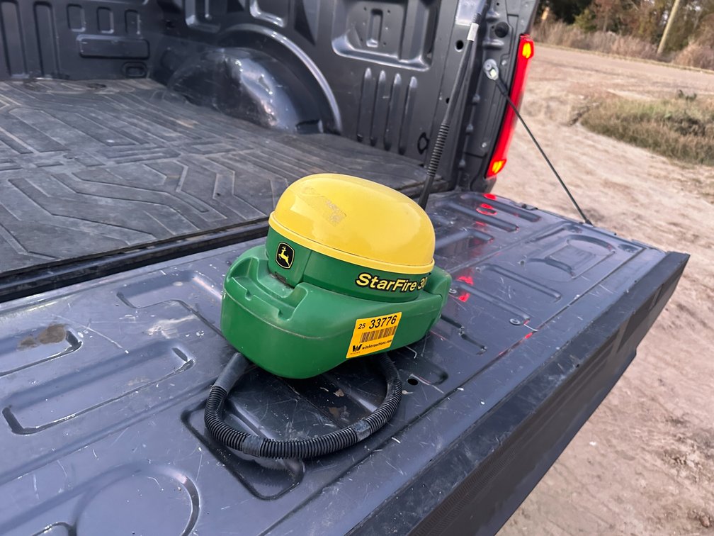 John Deere  Star Fire 3000 Receiver  w/RTK Radio 450 Location: Site 1E