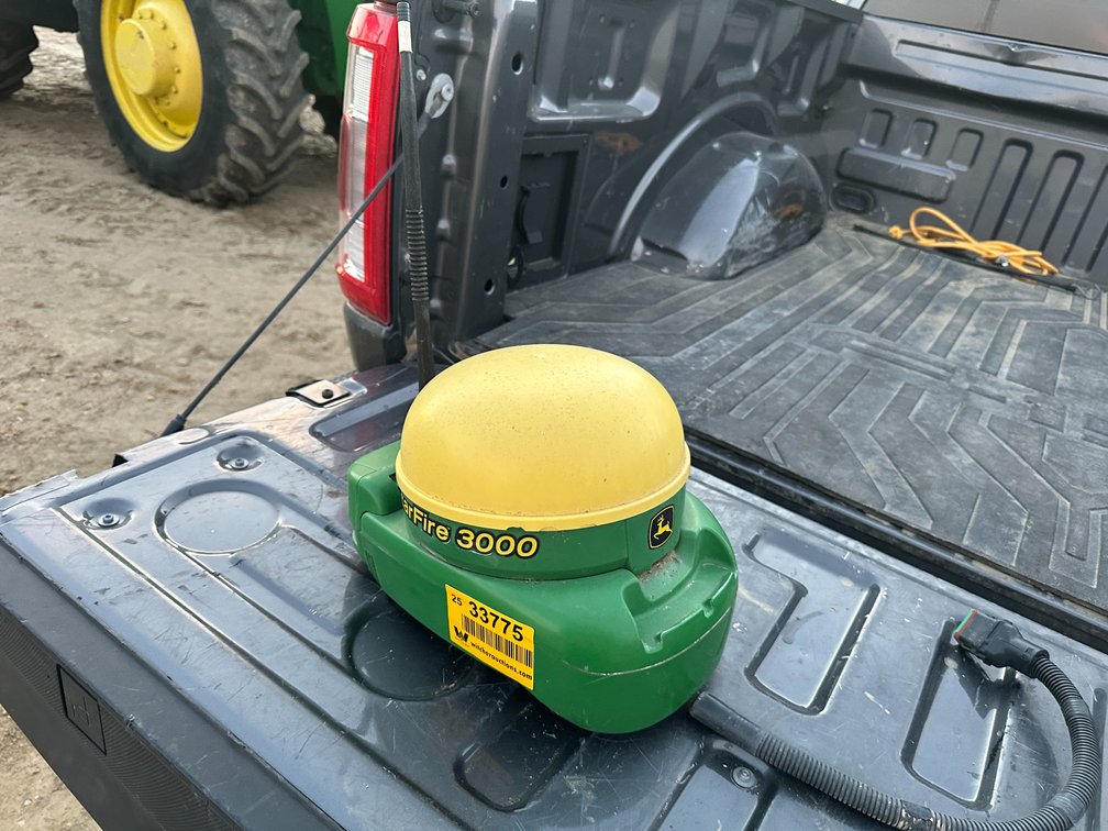 John Deere  Star Fire 3000 Receiver  w/RTK 450 Radio Location: Site 1E