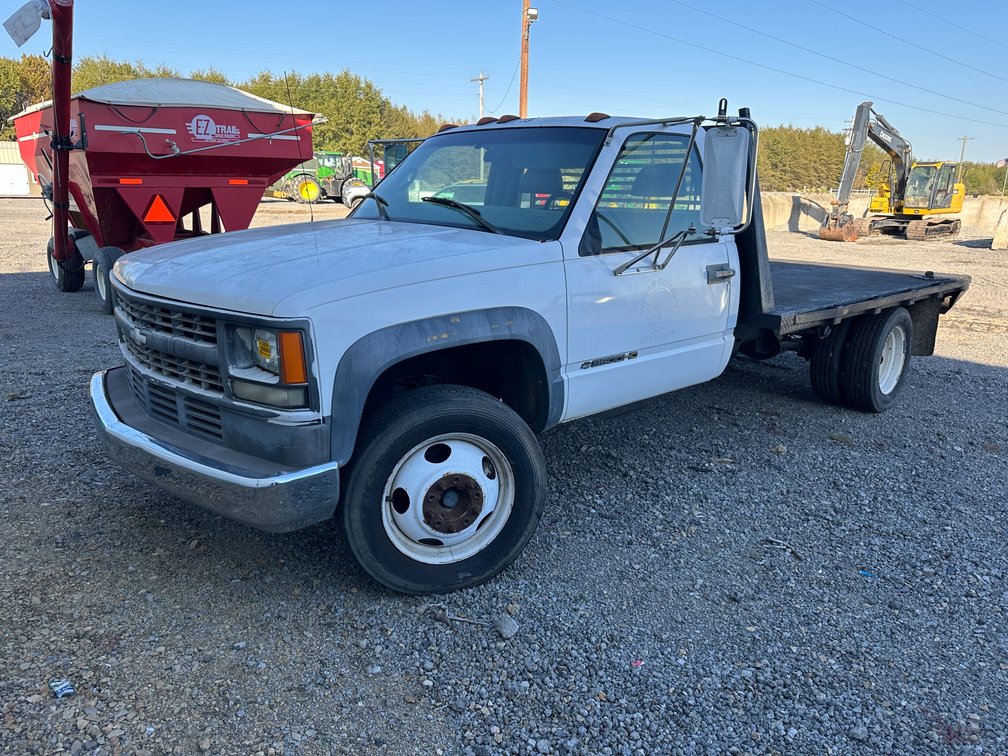 2000 Chevrolet 3500HD  Flatbed Truck VIN: 1GBKC34J8YF477826