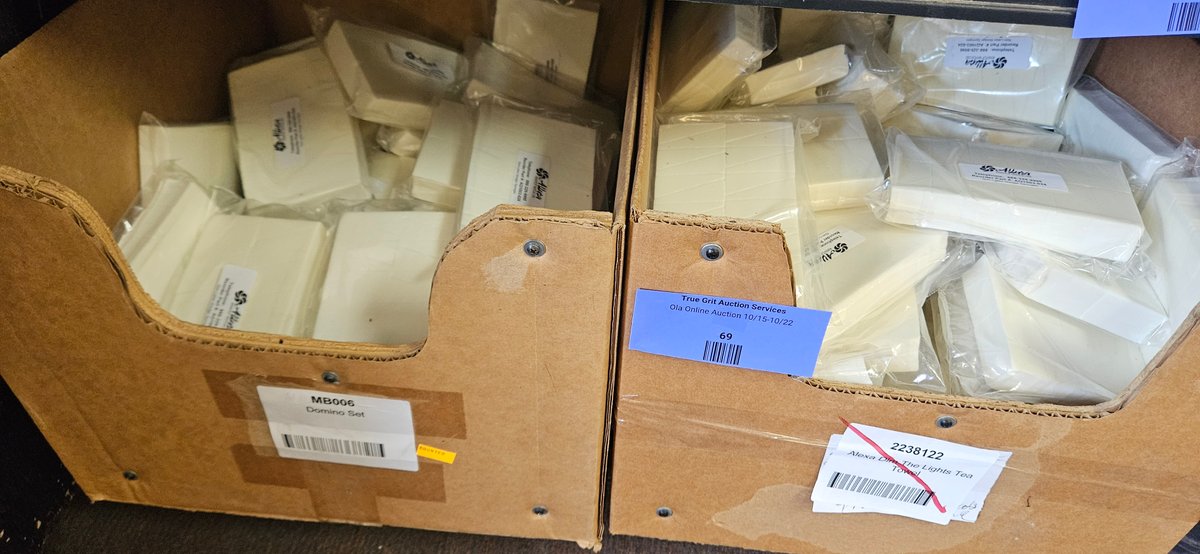 Allura Non-Latex Wedge Sponges in Cardboard Bins