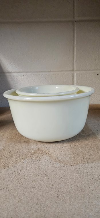 Uranium White Nesting Mixing Bowls with Rolled Rims