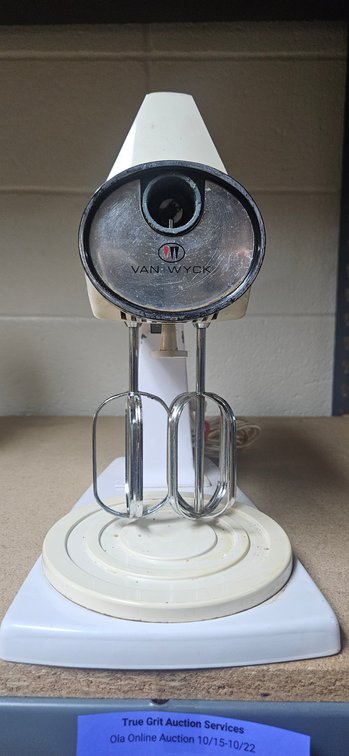 Van Wyck Stand Mixer with Turntable and Beaters