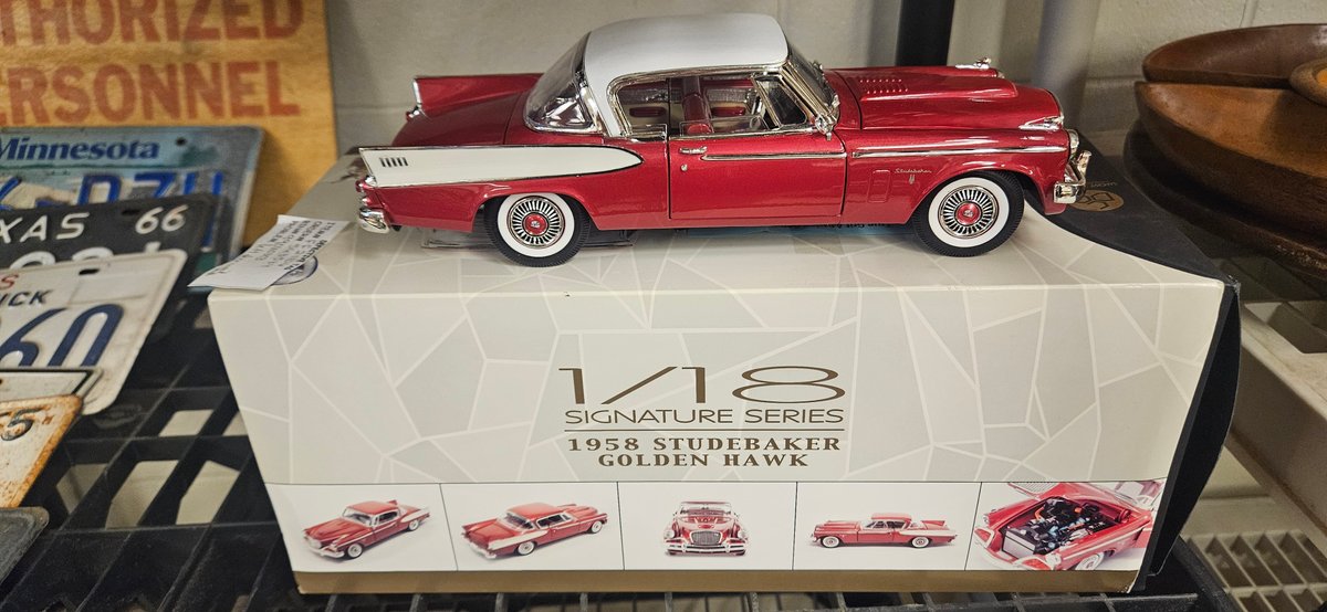 Signature Series 1958 Studebaker Golden Hawk 1/18 Diecast Car
