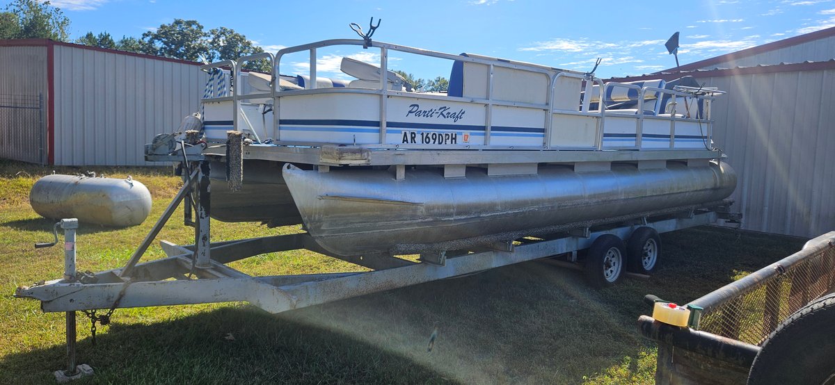 Parti-Kraft Pontoon Boat with Yamaha 40 Outboard and Trailer