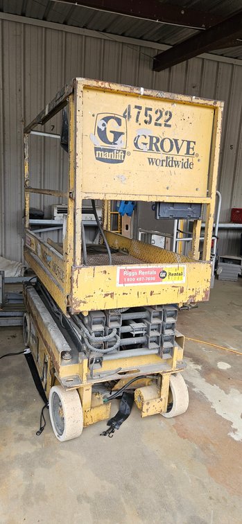 Grove Worldwide SM2532E Electric Scissor Lift
