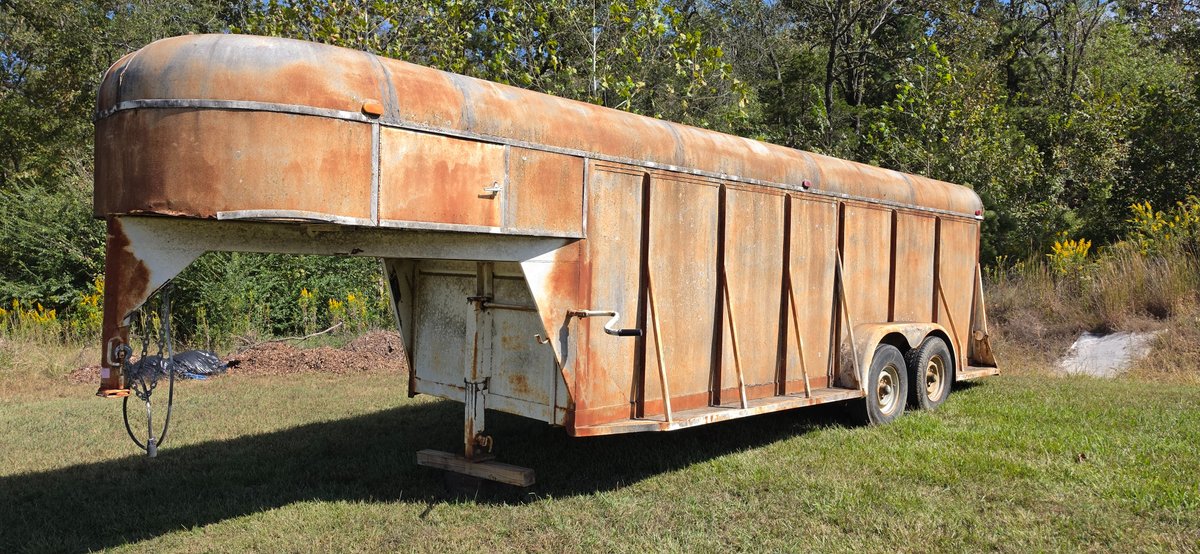 27' Tandem-Axle Gooseneck Enclosed Livestock Trailer