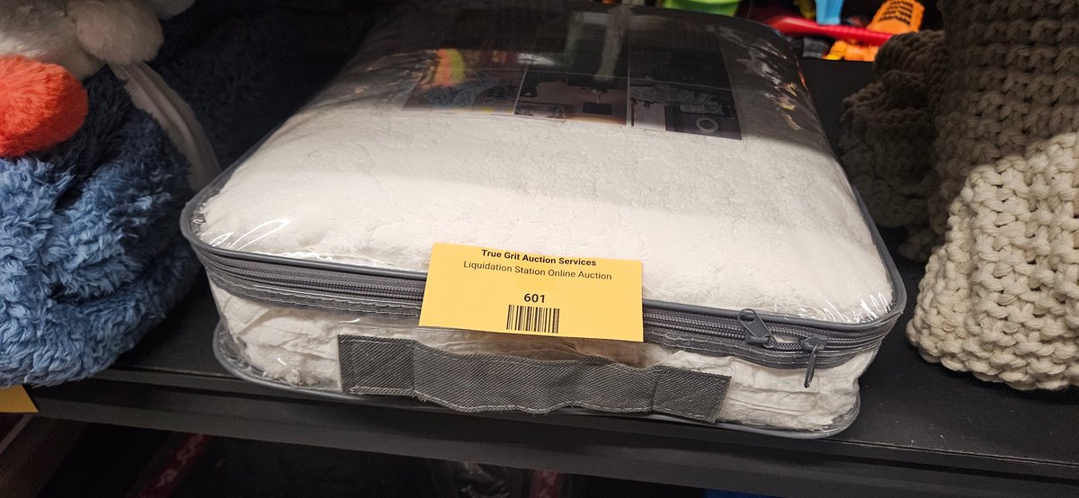 Full/Queen Madison Park White Textured Bedding in Zippered Case