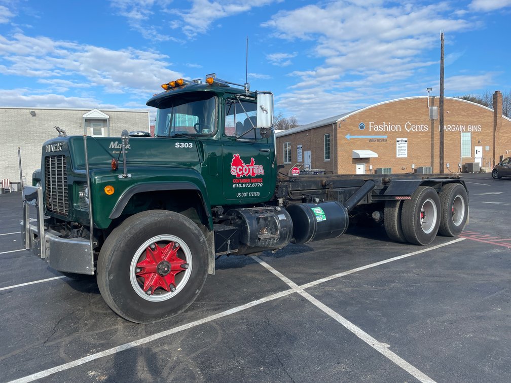 1989 Mack RD690SX Roll Off Truck