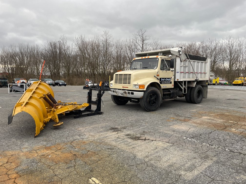 1990 International 4900 4X2 Dump Truck W/ Plow