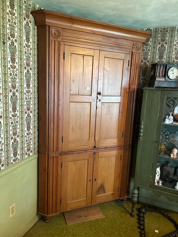 Corner Hutch